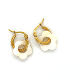 Argollas Doradas con Flor en Nácar - Raquel Earrings