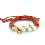 Pulsera ajustable con hilo en tonalidades rojas, perlas de agua dulce y Signature Charm - Coral Bracelet