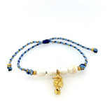 Pulsera ajustable con hilo en tonalidades azules, perlas de agua dulce y Caballito de Mar - Mares Bracelet